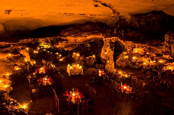 Diner aux chandelles dans la grotte à la baie d'Halong - lafairy sails