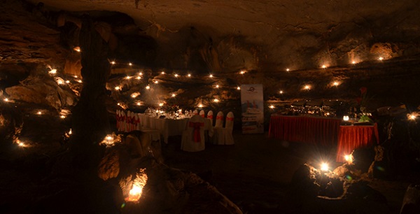 Diner aux chandelles dans la grotte à la baie d'Halong - lafairy sails
